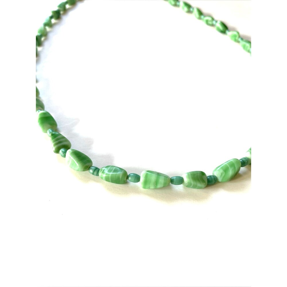Vintage Green Glass Bead Necklace Swirled - Picture 6 of 9
